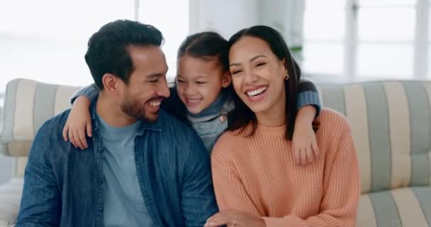 Mãe Pai Rosto Criança Abraçar Pais Felizes Sofá Sala Estar — Vídeo de Stock