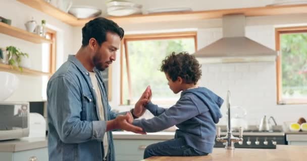 High Five Pappa Barn Leker Kjøkkenet Eller Lykkelig Øyeblikk Hukommelse – stockvideo