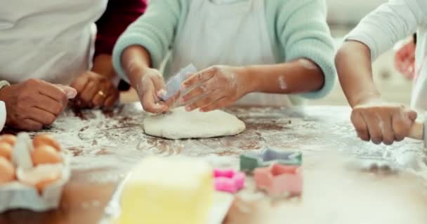 厨房和一个家庭的特写镜头一起烘焙饼干 准备甜点或甜食 与母亲一起在家里为饼干做饭的女童的配料 设备和变焦镜头 — 图库视频影像