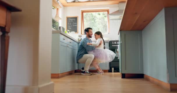 Ondersteuning Liefde Ballet Meisje Hechting Met Vader Een Keuken Samen — Stockvideo