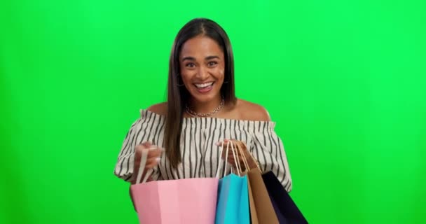 ギフトやスタジオの背景に対する電子商取引のための緑の画面上の幸せな女性 ショッピングバッグやファッション モックアップスペースで購入するための興奮した女性の人 顧客や買い物客の笑顔と高級バッグ — ストック動画