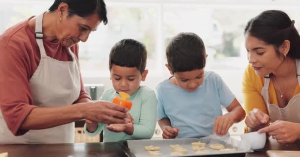Abuela Madre Niños Hornear Galletas Cocina Aprender Habilidad Panadero Vínculo — Vídeo de stock