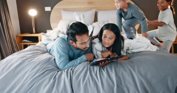 Familie Seng Tablet Natten Med Internetforbindelse Til Streaming Film Eller – Stock-video