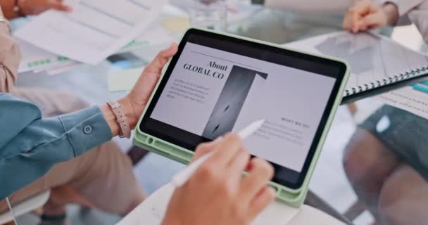 Tablet Hände Und Über Uns Seite Mit Website Design Und — Stockvideo