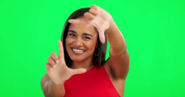 Mulher Feliz Mãos Moldura Tela Verde Para Fotografia Contra Fundo — Vídeo de Stock
