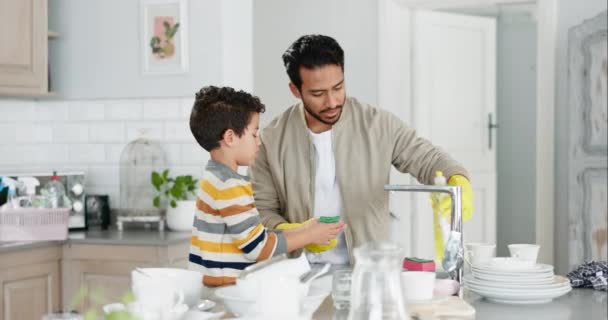 Διδασκαλία Παιδί Μπαμπάς Και Τον Καθαρισμό Των Πιάτων Στην Κουζίνα — Αρχείο Βίντεο
