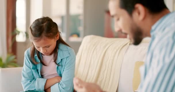 Wütender Vater Beschimpft Sein Mädchen Wohnzimmer Ihres Elternhauses Wegen Konflikten — Stockvideo