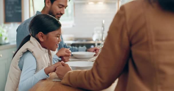 Famiglia Mangiare Insieme Pregare Cucina Genitori Figli Con Fede Gratitudine — Video Stock