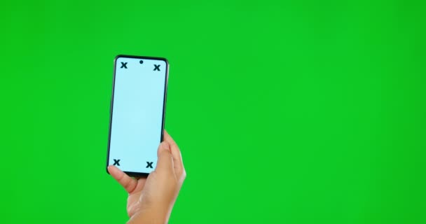 スタジオの背景にソーシャルメディア広告のための緑の画面上の人 手と携帯電話のモックアップ モックアップディスプレイと広告のためのマーカーを追跡する携帯電話のスマートフォンアプリを保持手 — ストック動画