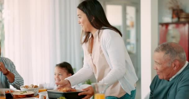 Thanksgiving Gebraad Een Vrouw Die Haar Familie Dient Terwijl Samen — Stockvideo