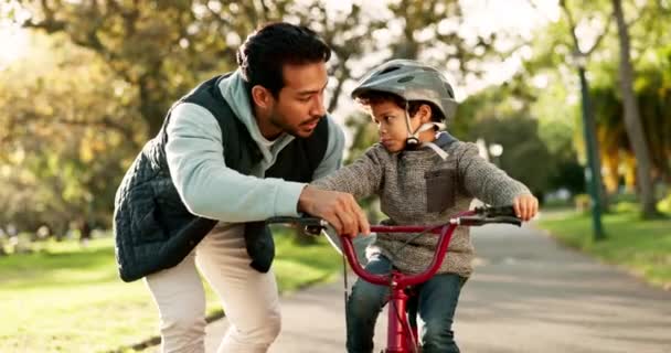 与儿子一起教 骑自行车和做父亲 学习和安全地支持和谈论 男性家长 儿童和幼儿户外 骑自行车和与儿童发展有关的教学 骑自行车和帮助 — 图库视频影像