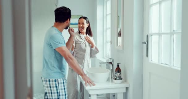 Para Taniec Mycie Zębów Łazience Domu Podczas Higieny Jamy Ustnej — Wideo stockowe