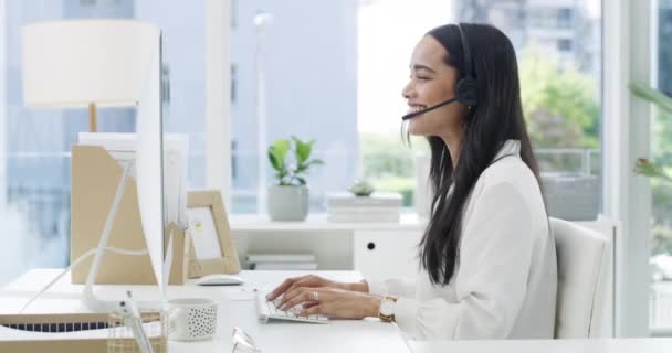 Mutlu Kadını Çağrı Merkezi Müşteri Hizmetlerinde Danışmanlık Destek Ofisteki Bilgisayarda — Stok video