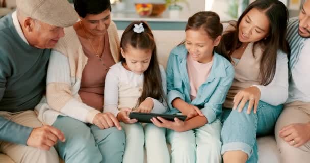 流连忘返 平板电脑 与大家庭一起坐在沙发上放松 社交媒体或网站 与父母和孩子一起上网 — 图库视频影像