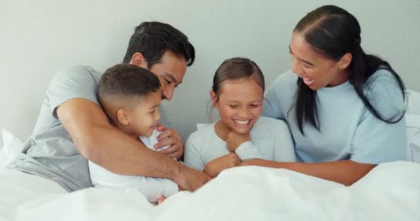 Lycklig Familj Barn Och Föräldrar Skrattar För Kittlar Sovrummet Med — Stockvideo
