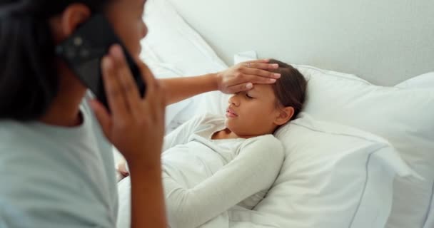 Мать Телефонный Звонок Больной Ребенок Постели Консультации Лихорадки Медицинской Помощи — стоковое видео