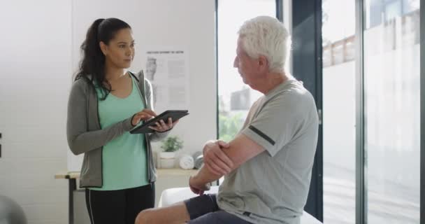 Tablet Beratung Und Physiotherapie Mit Alten Männern Und Frauen Büro — Stockvideo