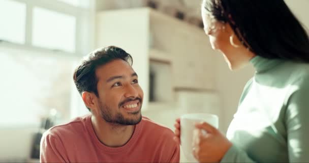 Любов Кава Задоволені Парою Кухні Довіру Підтримку Розмову Розслабся Посміхайся — стокове відео