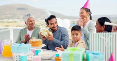 Kutlama, doğum günü ve büyük bir aile açık hava partisinde tatlı pastası ve hediyelerle. Mutlu, gülümseyen ve alkışlayan insanlar evlerinin önünde genç bir adamla kutlamak için tezahürat yapıyorlar.