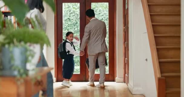 Famille Revoir Parents Avec Une Fille Quittant Maison Retour École — Video