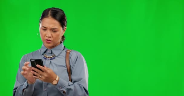 Kadını Zamanını Yeşil Ekranı Kontrol Ediyor Telefonunu Kaybetmiş Asyalı Bir — Stok video