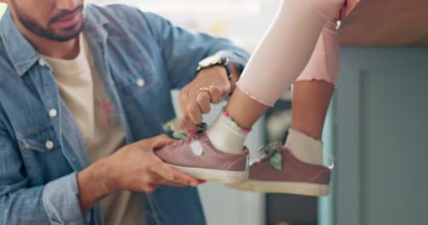 Primer Plano Padre Atando Zapatos Hijo Mostrador Cocina Casa Familiar — Vídeo de stock