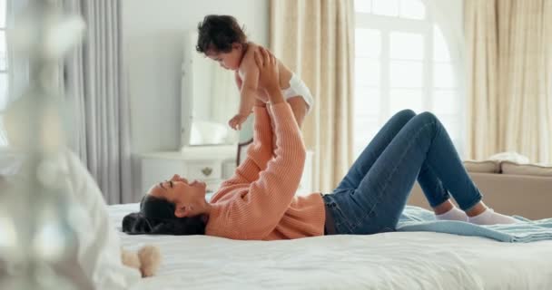 Slappna Glad Och Mamma Med Barnet Sängen För Lekfullhet Kärlek — Stockvideo
