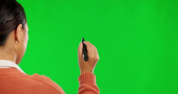 在绿色屏幕上书写和书写 或在工作室背景下模仿展示 绘画或传达信息的女性的手 以获取关于铬钥匙空间的问题 策略或想法 — 图库视频影像