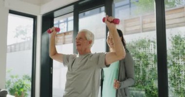Fizik tedavi, kadın doktor ve artrit ve sağlık için yaşlı adam kol egzersizi. Fizyoterapist, yaşlı bir hasta ve ortopedi merkezinde halterli yaralanmalara destek veren bir sağlık merkezi..