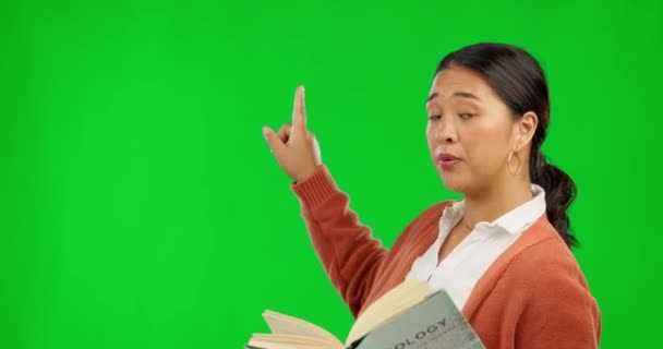 教育や読書のためのモックアップを指して本や手で緑の画面 女性の顔や教師 大学授業 授業や研究のための教科書を持つ学習 肖像画やアジアの女性教授 — ストック動画