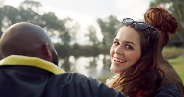 Ευτυχισμένος Πρόσωπο Και Γυναίκα Φίλους Στη Λίμνη Κάμπινγκ Στη Φύση — Αρχείο Βίντεο