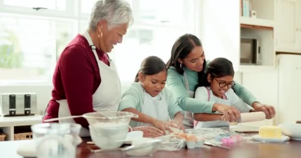 子供たちは デザートケーキやクッキーのために一緒に台所で祖母と母親と一緒に焼く 愛と彼らの母親と彼らの家でのシニア女性の料理の食事と結合と女の子の子供 — ストック動画