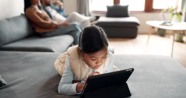 Χαλαρώστε Tablet Και Παιδί Στον Καναπέ Στο Σπίτι Σαλόνι Πληκτρολογώντας — Αρχείο Βίντεο
