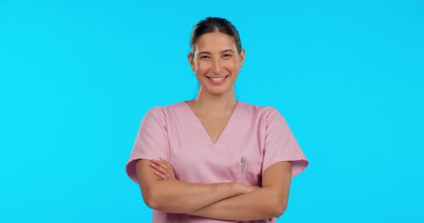 护士和女人交叉双臂 滑稽而快乐的女士在蓝色工作室的背景 肖像画 女性人物或医学专业人员 带着喜悦 幽默或玩笑 带着微笑 关心或欢笑 — 图库视频影像