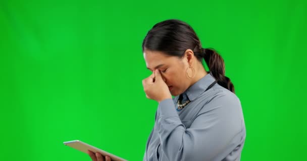 Green Screen Glitch Asian Woman Cellphone Error Internet Issue Studio — Stock Video