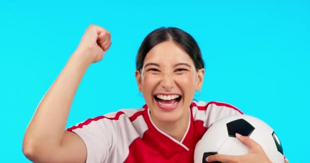 Yüz Futbol Kutlama Yapan Bir Kadın Mavi Bir Stüdyo Geçmişine — Stok video