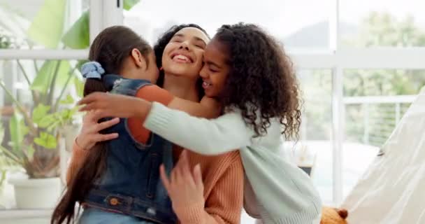 孩子们和妈妈一起在客厅里 带着爱 拥抱和玩耍 拥抱和女孩 抱着父母在休息室快乐 享受周末的关系 — 图库视频影像