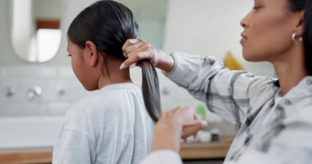Мать Ребенок Завязывание Девушки Волосы Утреннего Ухода Рутины Готовиться Начать — стоковое видео