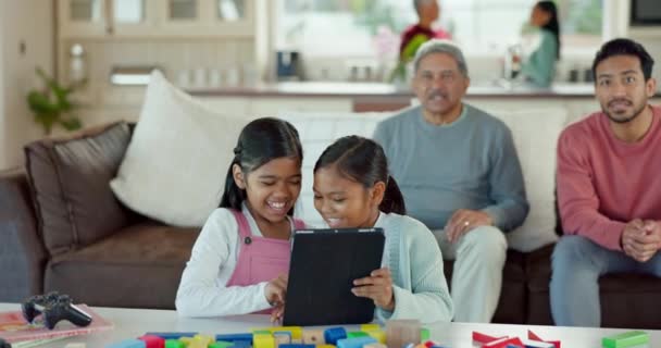 Niños Tabletas Hogar Familiar Con Aplicación Tecnología Educación Para Desarrollo — Vídeo de stock