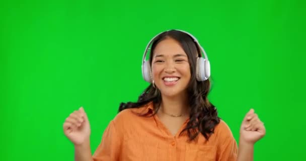 Dans Müzik Kulaklıkları Arka Planda Izole Edilmiş Yeşil Ekrandaki Kadın — Stok video