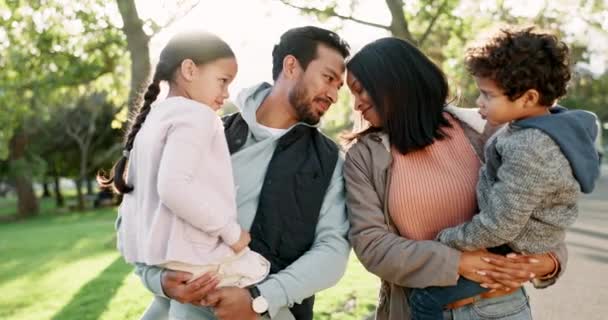 Rindo Amor Uma Família Parque Juntos Verão Para Vínculo Cuidado — Vídeo de Stock