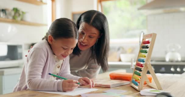 带教育的母亲和女孩 有支持 帮助和知识的教学和对话 女童写作 带小孩的学生或妈妈 厨房和成长或发展中的学习 — 图库视频影像