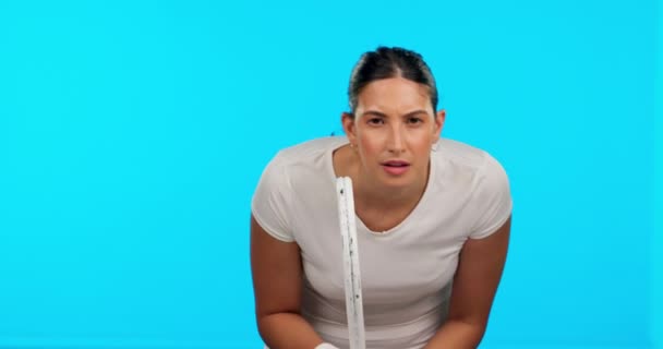 Yüz Tenis Stüdyoda Fitness Için Raketi Olan Ciddi Bir Kadın — Stok video
