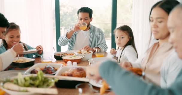 Kids Parents Grandparents Thanksgiving Together Family Eating Food Bonding Celebration — Stock Video