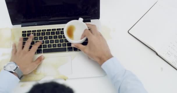 Wylew Kawy Komputer Biznesmen Bałaganem Zniszczeniem Lub Katastrofą Laptopie Miejscu — Wideo stockowe