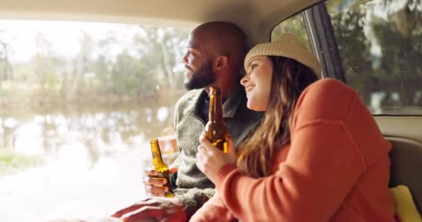 Road Trip Bière Couple Détendent Voiture Nature Aventure Hivernale Avec — Video