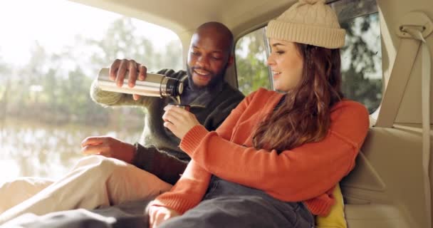Ταξίδι Στο Δρόμο Καφές Και Ευτυχισμένο Ζευγάρι Χαλαρώνουν Στο Αυτοκίνητο — Αρχείο Βίντεο