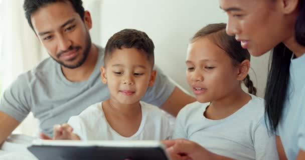 Ouders Kinderen Tablet Slaapkamer Voor Games Online Leren Familie Streaming — Stockvideo