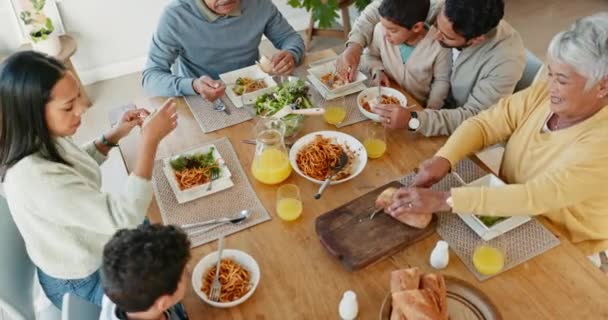 Comida Familia Grande Comer Juntos Desde Arriba Generaciones Comedor Vinculación — Vídeos de Stock