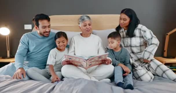 Grandma Children Book Reading Bedroom Smile Parents Learning Listening Language — Stock Video
